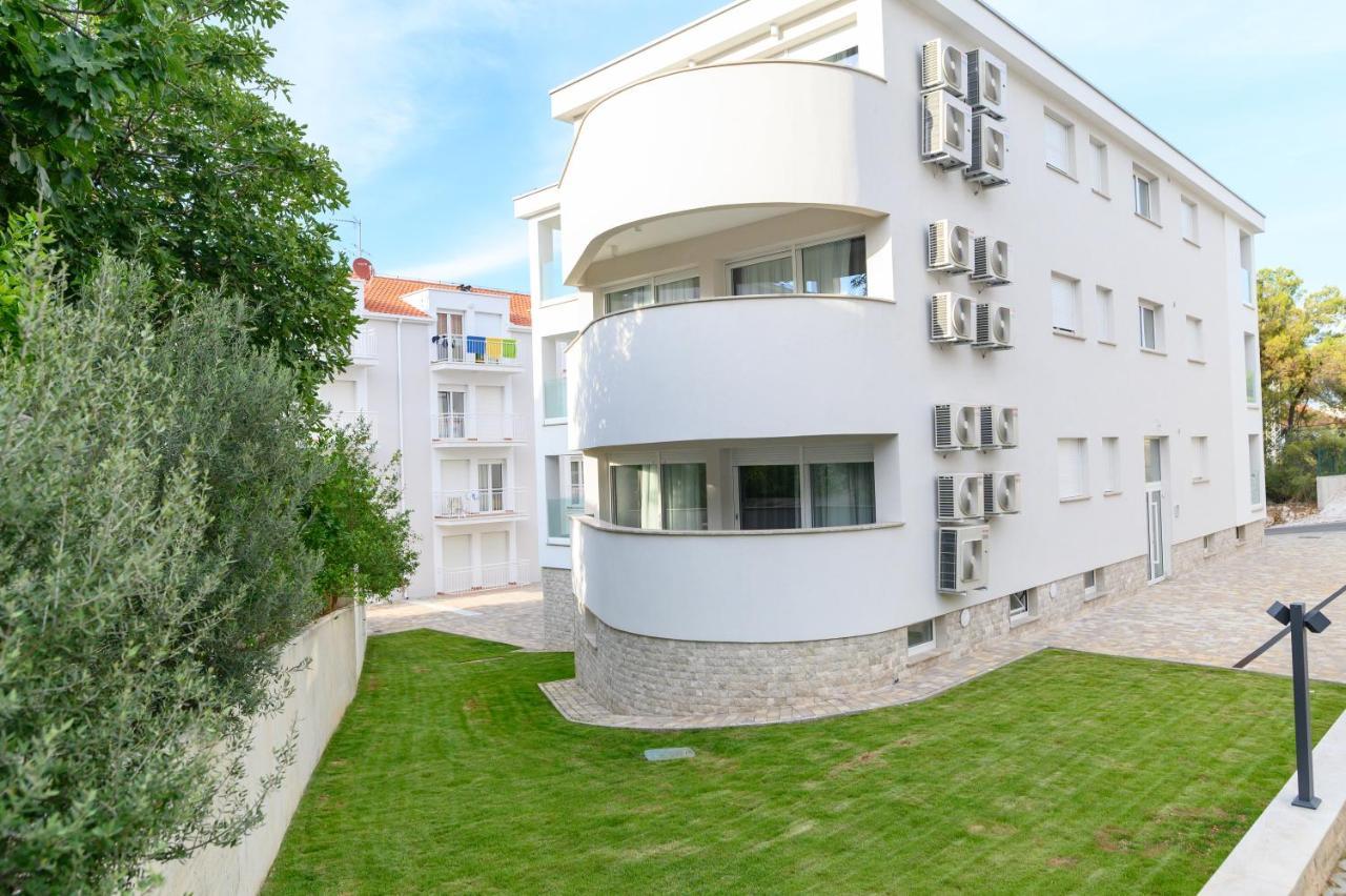Malo More Resort Arbanija Buitenkant foto