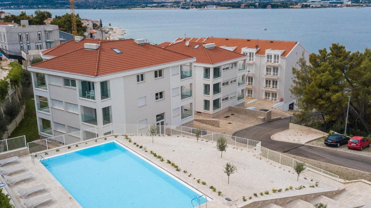 Malo More Resort Arbanija Buitenkant foto