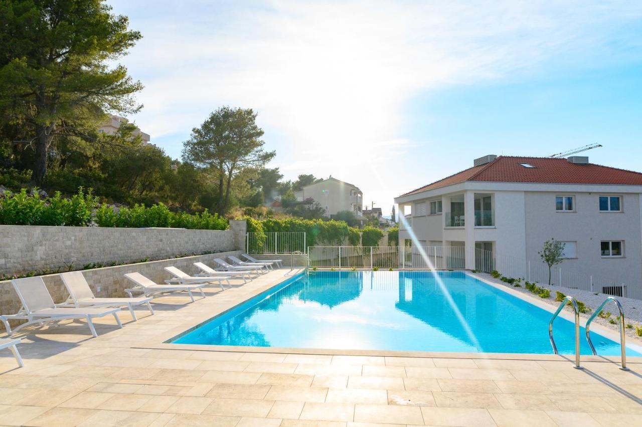Malo More Resort Arbanija Buitenkant foto