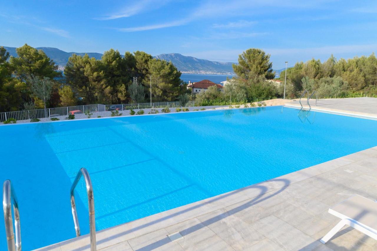Malo More Resort Arbanija Buitenkant foto