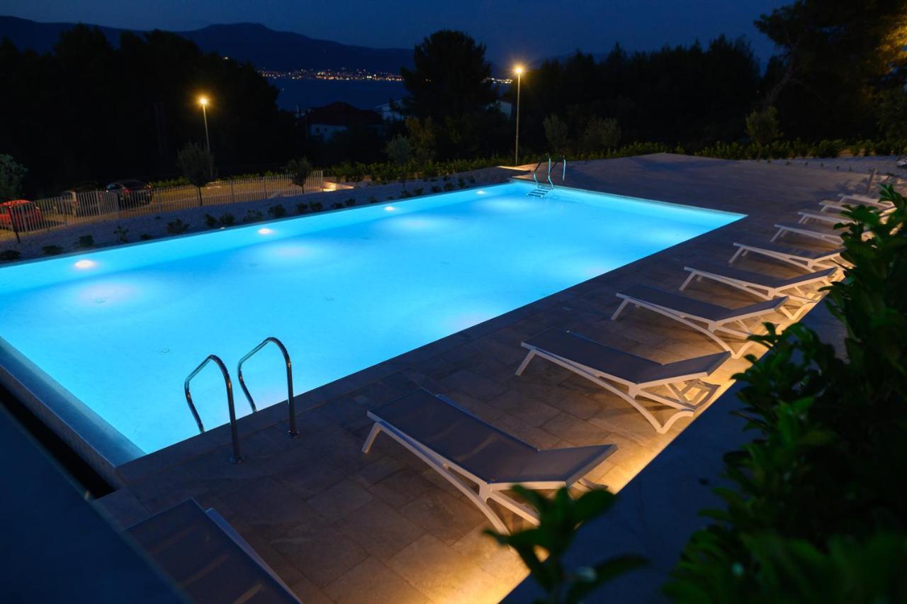 Malo More Resort Arbanija Buitenkant foto