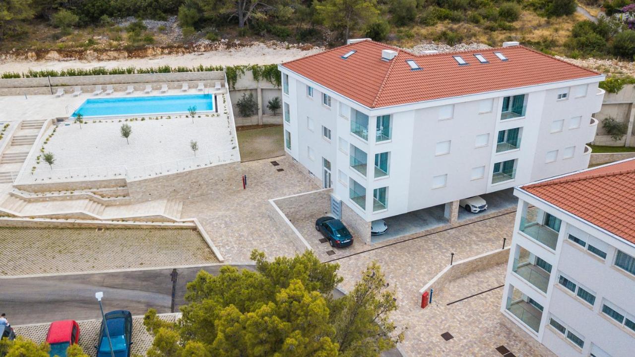 Malo More Resort Arbanija Buitenkant foto